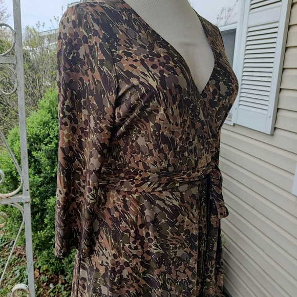 💥BLACK FRIDAY BOGO FREE EVERYTHING💥 Evan-Picone Abstract Camo Wrap Dress - Picture 3 of 6